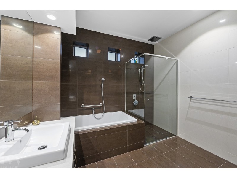 12 Royal Albert Crescent, Sovereign Islands QLD 4216