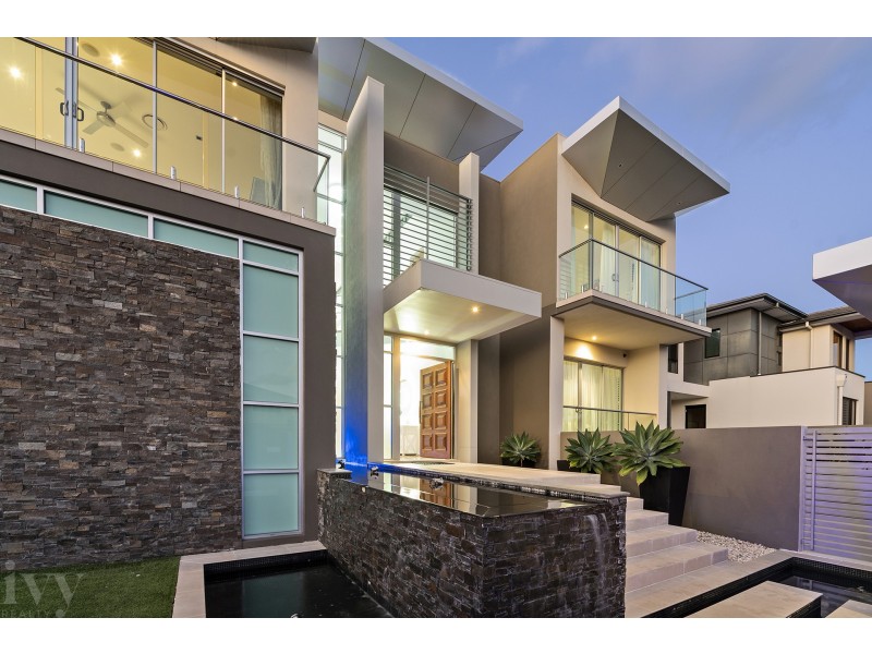 12 Royal Albert Crescent, Sovereign Islands QLD 4216