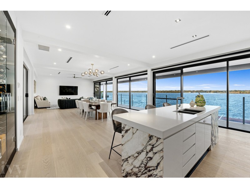 35 Parklane Terrace, Sovereign Islands QLD 4216