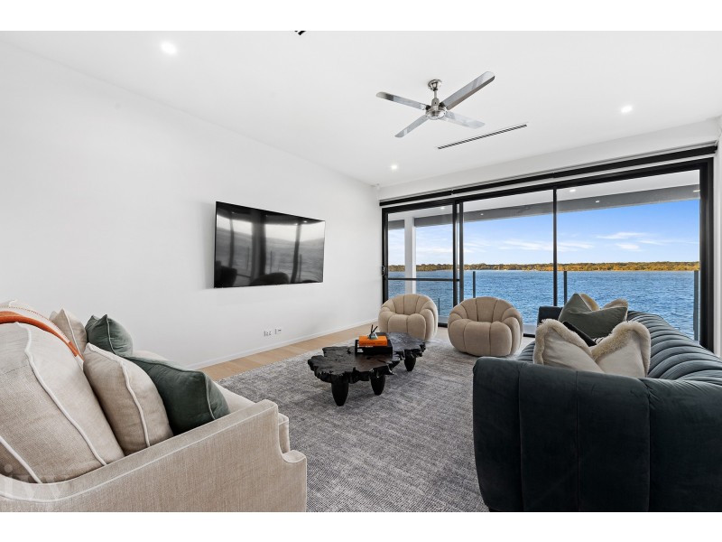 35 Parklane Terrace, Sovereign Islands QLD 4216