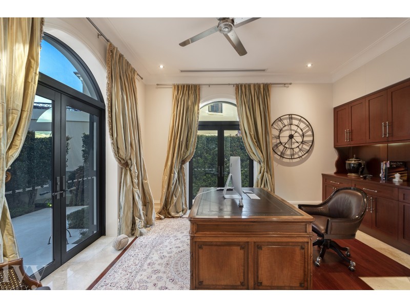 17 Queen Anne Court, Sovereign Islands QLD 4216