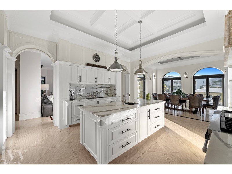 17 Queen Anne Court, Sovereign Islands QLD 4216