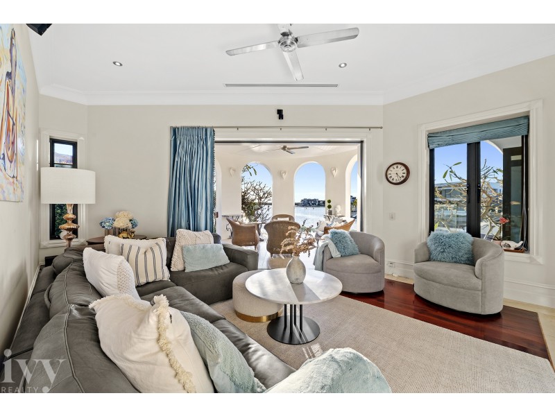 17 Queen Anne Court, Sovereign Islands QLD 4216