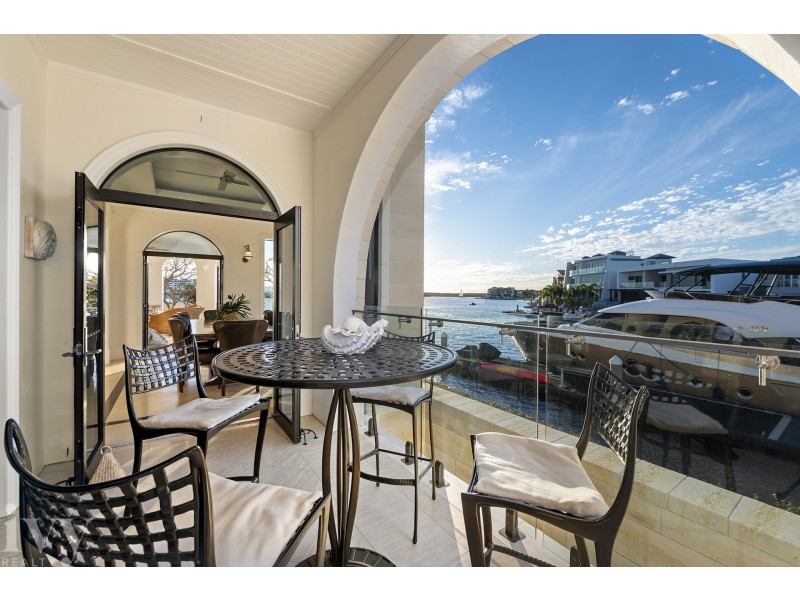 17 Queen Anne Court, Sovereign Islands QLD 4216