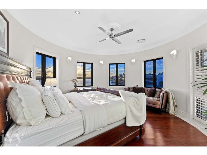 17 Queen Anne Court, Sovereign Islands QLD 4216