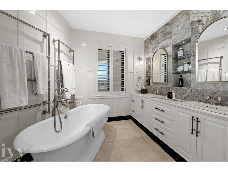 17 Queen Anne Court, Sovereign Islands QLD 4216
