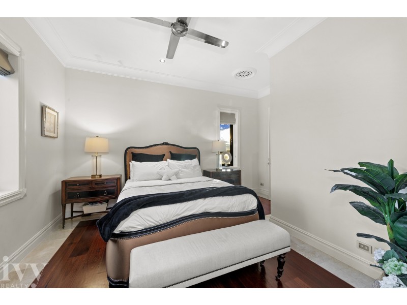 17 Queen Anne Court, Sovereign Islands QLD 4216