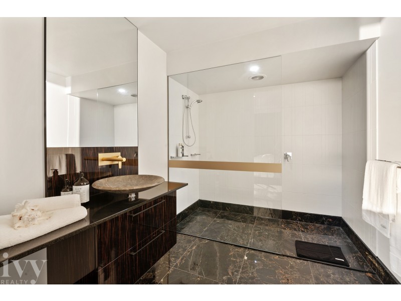 2601/2 Ephraim Island, Paradise Point QLD 4216