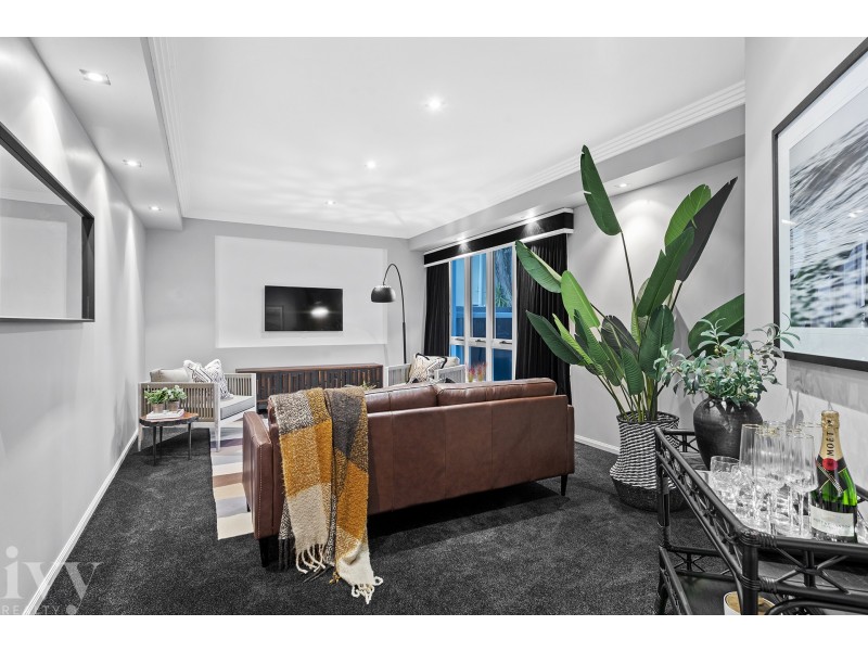 25 Knightsbridge Parade East, Sovereign Islands QLD 4216