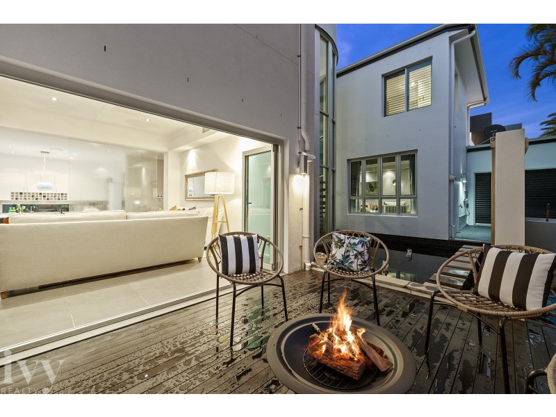 25 Knightsbridge Parade East, Sovereign Islands QLD 4216