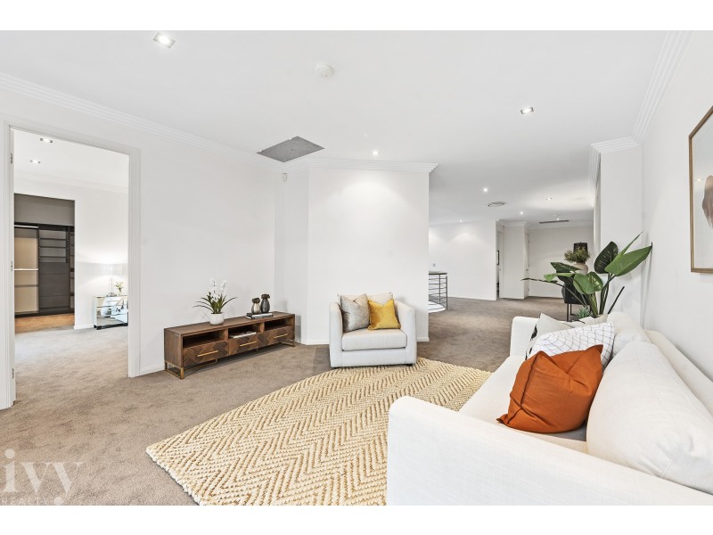 25 Knightsbridge Parade East, Sovereign Islands QLD 4216