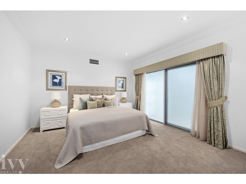 25 Knightsbridge Parade East, Sovereign Islands QLD 4216