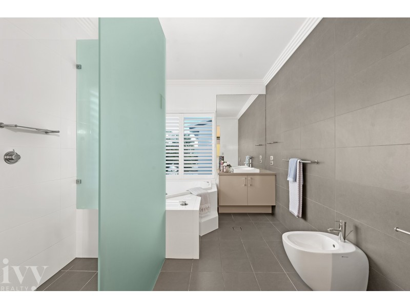 25 Knightsbridge Parade East, Sovereign Islands QLD 4216