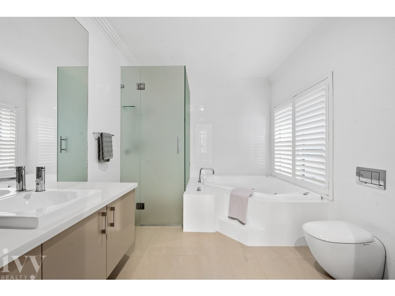 25 Knightsbridge Parade East, Sovereign Islands QLD 4216