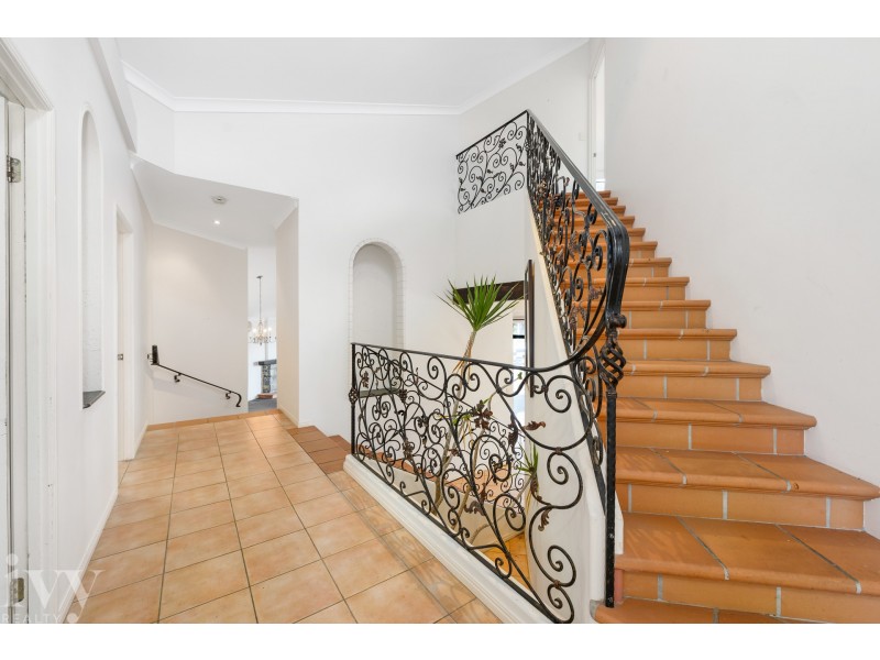 5 The Peninsula, Sovereign Islands QLD 4216