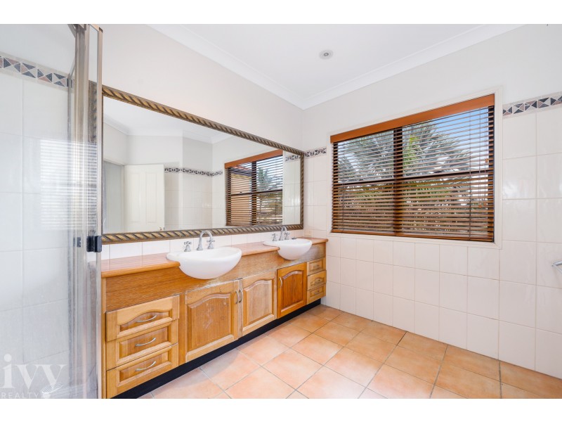 5 The Peninsula, Sovereign Islands QLD 4216