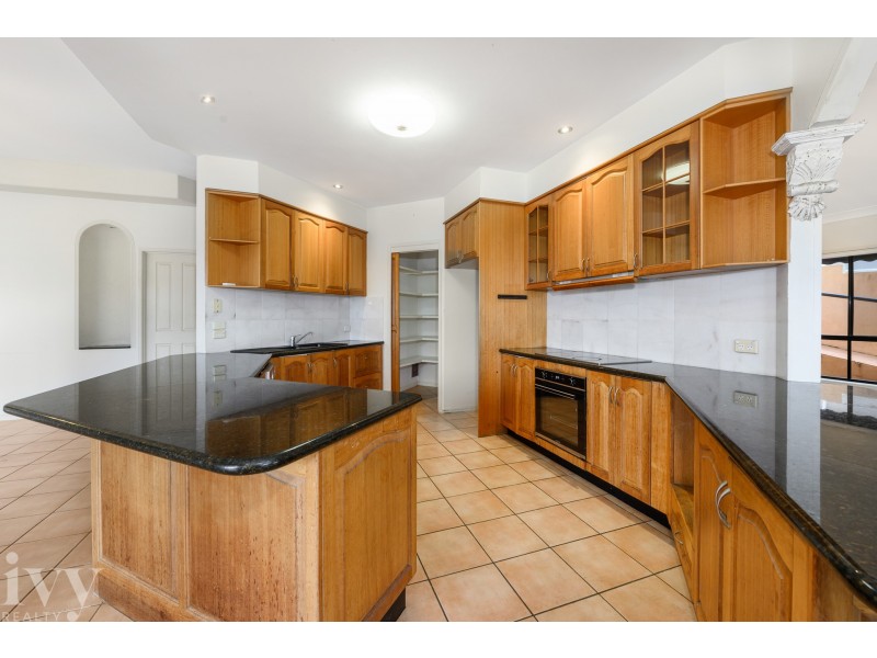 5 The Peninsula, Sovereign Islands QLD 4216