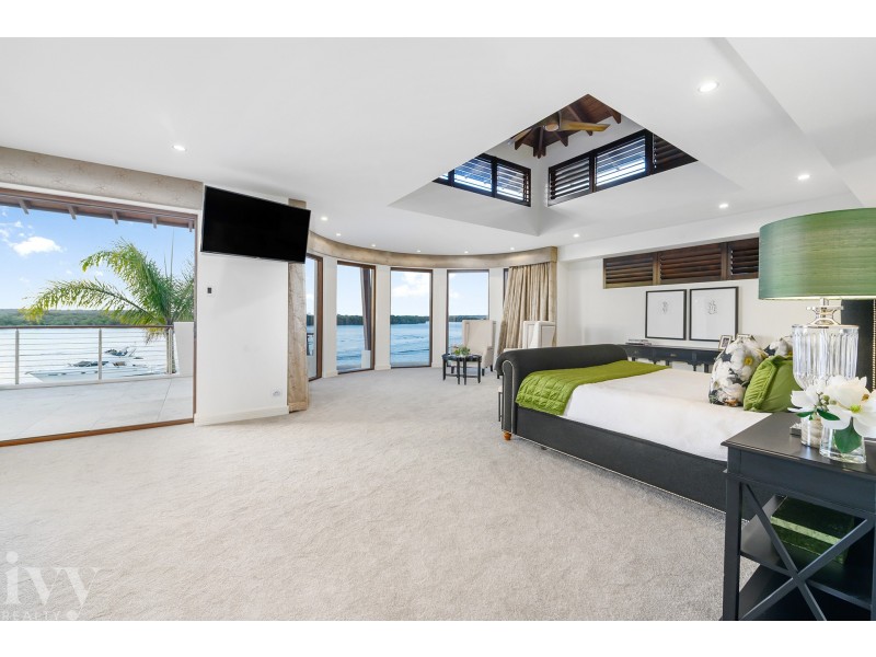43 Knightsbridge Parade West, Sovereign Islands QLD 4216