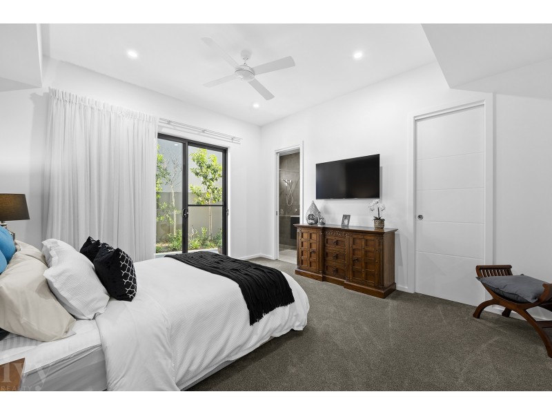 68 The Sovereign Mile, Sovereign Islands QLD 4216