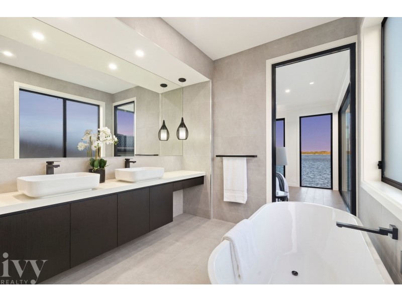 65 The Peninsula, Sovereign Islands QLD 4216