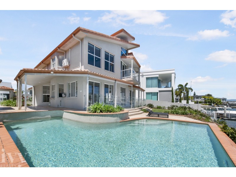 21 Queen Guineveres Place, Sovereign Islands QLD 4216