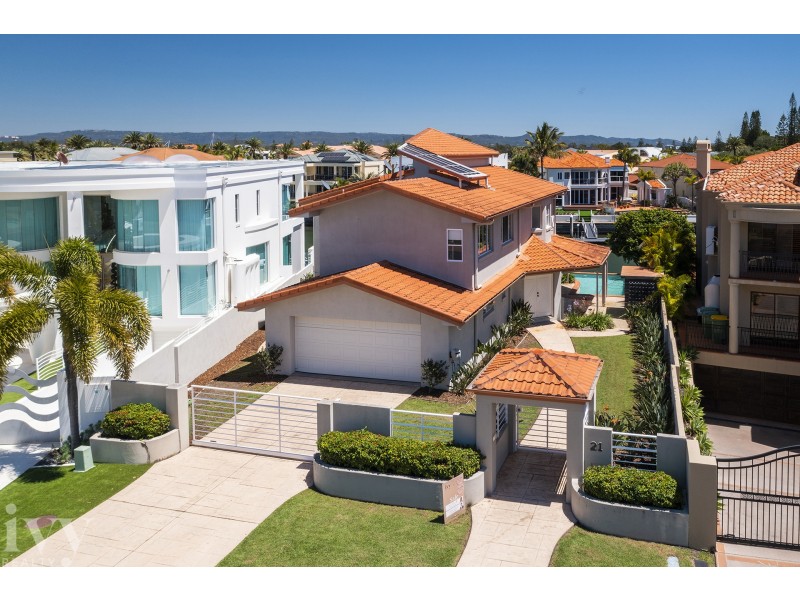 21 Queen Guineveres Place, Sovereign Islands QLD 4216