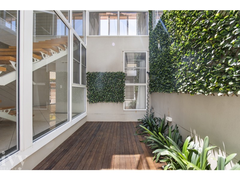 21 Queen Guineveres Place, Sovereign Islands QLD 4216