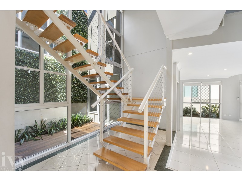 21 Queen Guineveres Place, Sovereign Islands QLD 4216