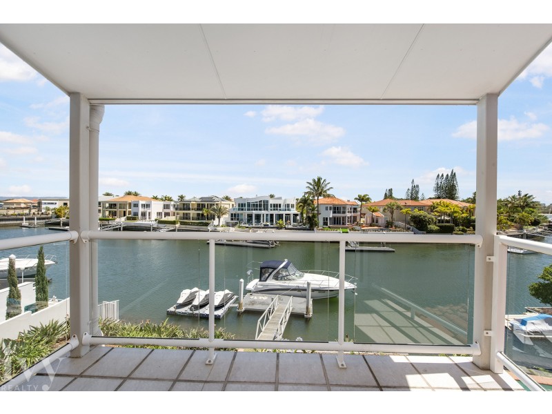 21 Queen Guineveres Place, Sovereign Islands QLD 4216