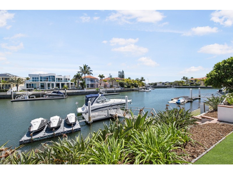 21 Queen Guineveres Place, Sovereign Islands QLD 4216