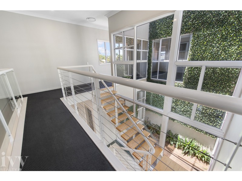 21 Queen Guineveres Place, Sovereign Islands QLD 4216