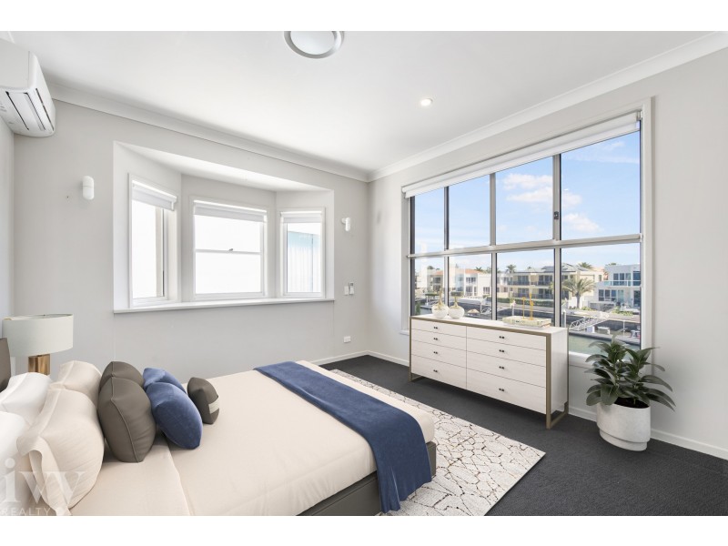 21 Queen Guineveres Place, Sovereign Islands QLD 4216