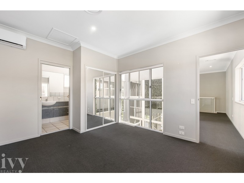 21 Queen Guineveres Place, Sovereign Islands QLD 4216