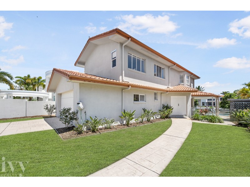 21 Queen Guineveres Place, Sovereign Islands QLD 4216