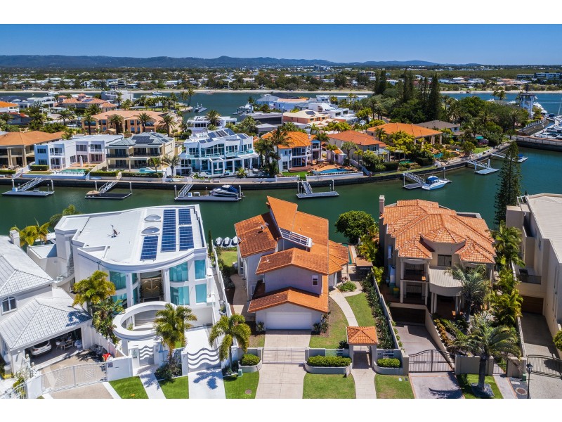 21 Queen Guineveres Place, Sovereign Islands QLD 4216