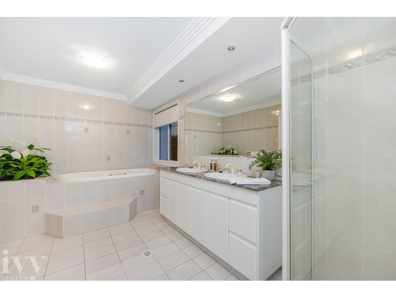 16 Brittanic Crescent, Sovereign Islands QLD 4216