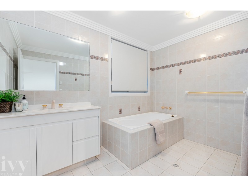 16 Brittanic Crescent, Sovereign Islands QLD 4216