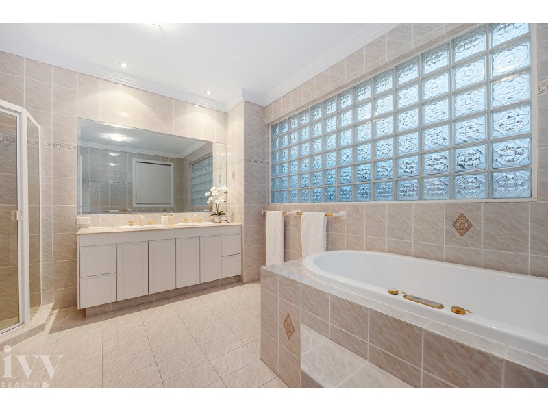 16 Brittanic Crescent, Sovereign Islands QLD 4216