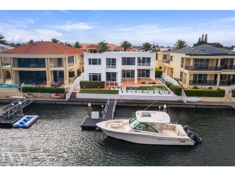 16 Brittanic Crescent, Sovereign Islands QLD 4216