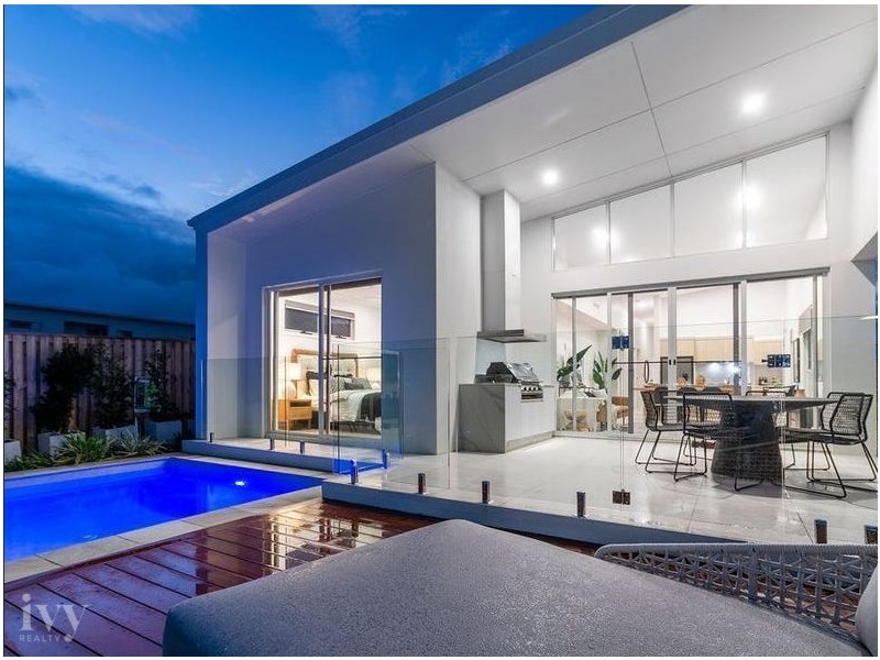 9 Santa Monica Boulevard, Hope Island QLD 4212