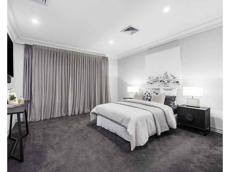 3113 Riverleigh Drive, Hope Island QLD 4212