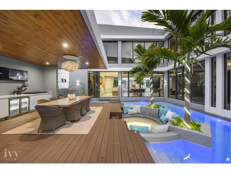 42 Knightsbridge Parade West, Sovereign Islands QLD 4216