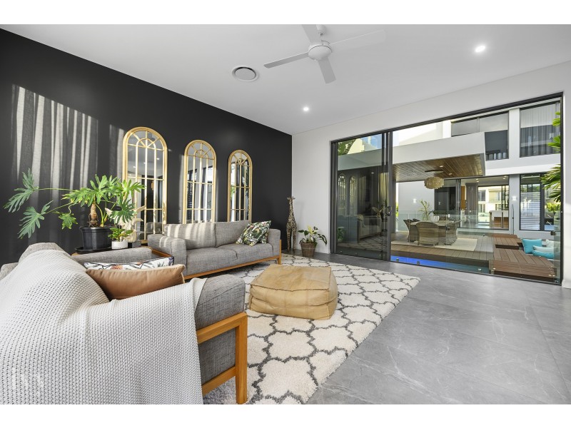 42 Knightsbridge Parade West, Sovereign Islands QLD 4216