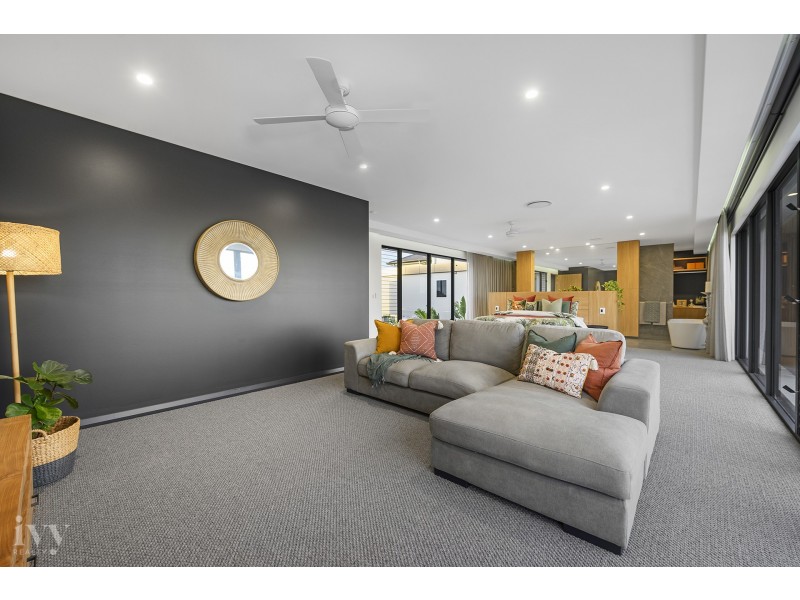 42 Knightsbridge Parade West, Sovereign Islands QLD 4216