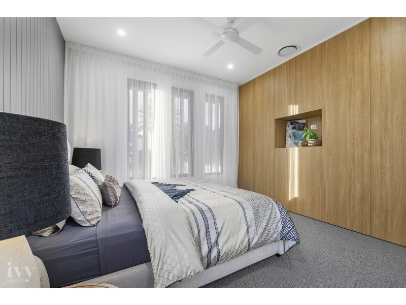 42 Knightsbridge Parade West, Sovereign Islands QLD 4216