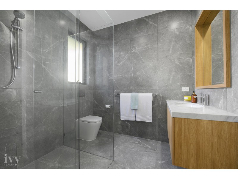 42 Knightsbridge Parade West, Sovereign Islands QLD 4216