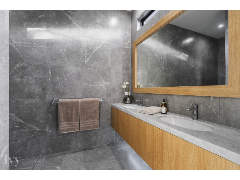 42 Knightsbridge Parade West, Sovereign Islands QLD 4216