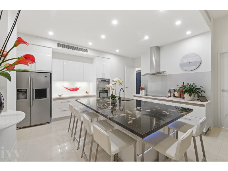 11 Knightsbridge Parade East, Sovereign Islands QLD 4216