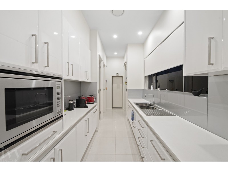 11 Knightsbridge Parade East, Sovereign Islands QLD 4216