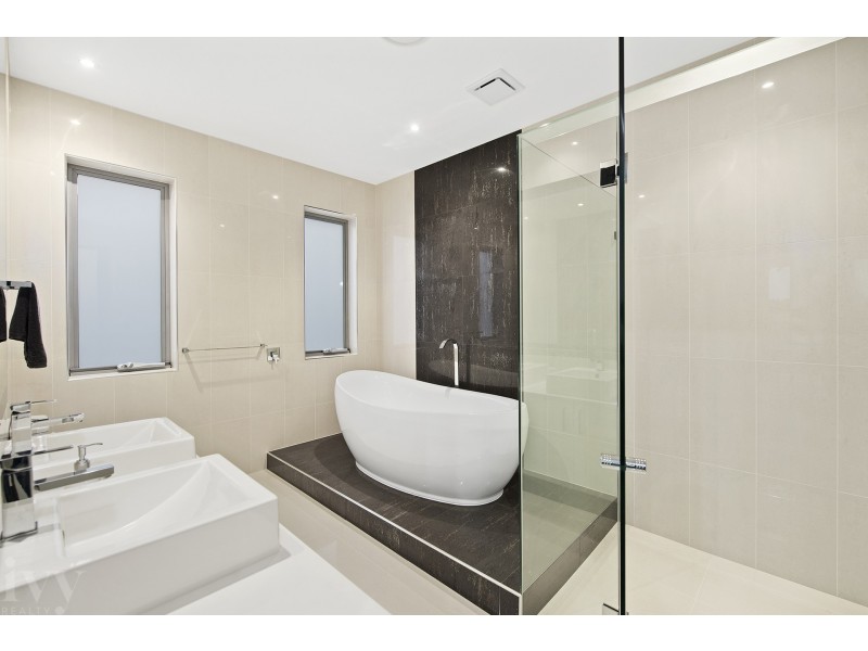 11 Knightsbridge Parade East, Sovereign Islands QLD 4216